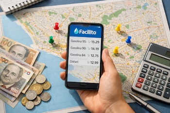 Mano sostiene un teléfono inteligente con la aplicación Facilito mostrando precios de gasolina y diésel sobre un mapa de Lima con billetes, monedas, calculadora y agujas de colores.