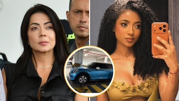 Un Mini Cooper azul, el