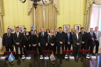 Maximiliano Pullaron posó con Karina Milei, Diego Santilli, Luis Caputo, Martín Menem y varios funcionarios tras acordar el traspaso de la obra por la ruta nacional 12