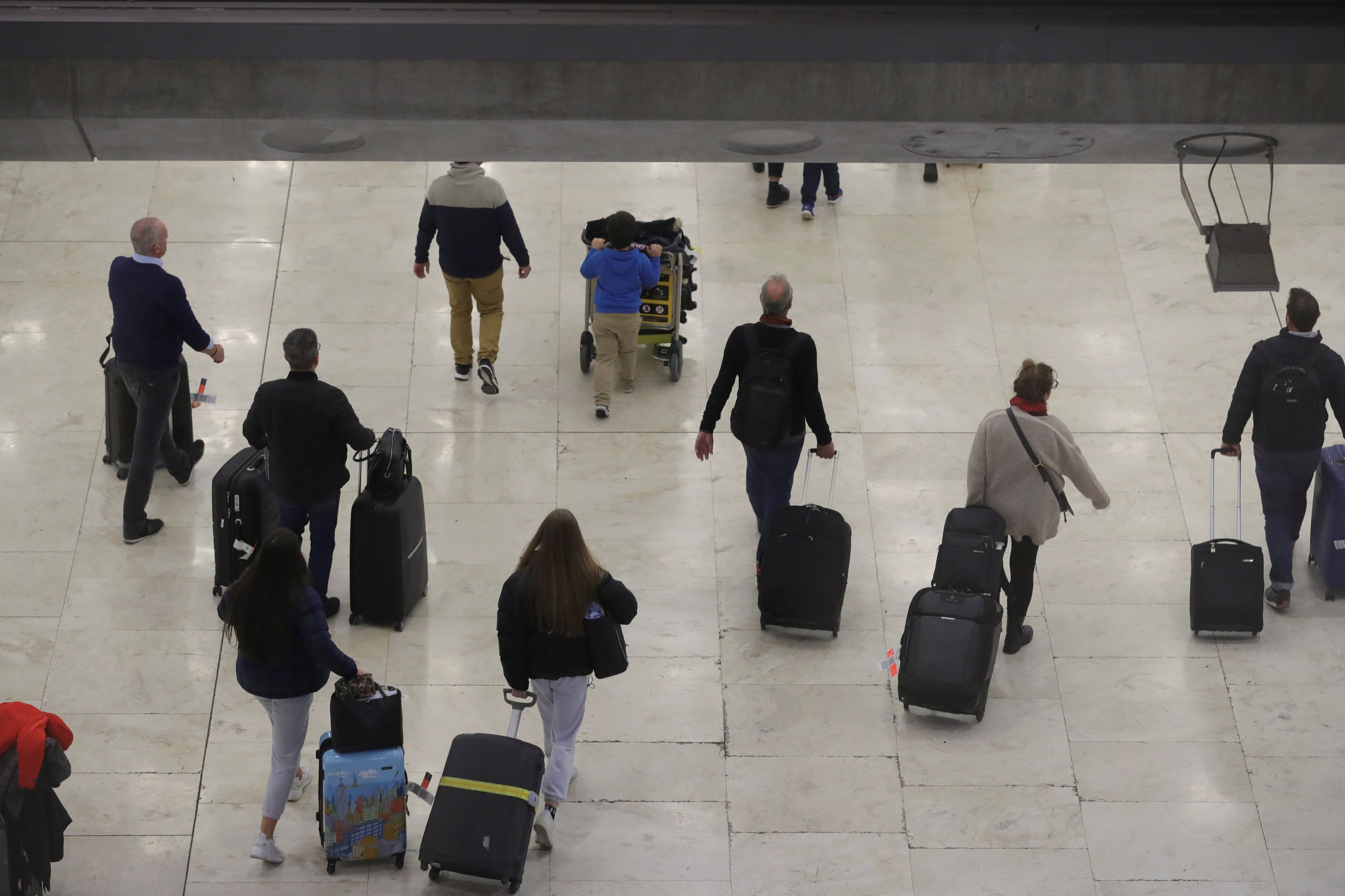La emigración de jóvenes europeos crece por el bajo crecimiento económico, los salarios estancados y el alto costo de la vivienda en Europa. (EFE/JuanJo Martín)