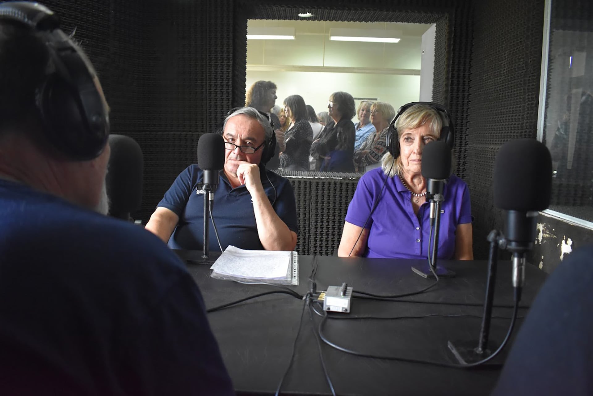 El podcast permite que las voces de las personas mayores trasciendan el aula y desarmen prejuicios sobre la vejez y el silencio social.