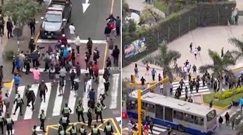Dos tomas aéreas muestran a efectivos policiales y civiles en un cruce peatonal de una avenida junto a un vehículo policial y un autobús.
