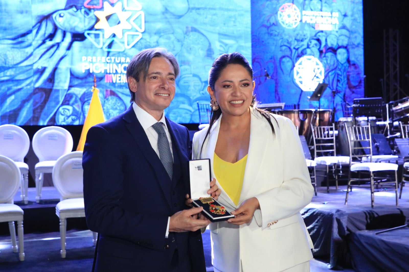 La prefecta de Pichincha, Paola Pabón, hizo entrega de la distinción a Asinelli