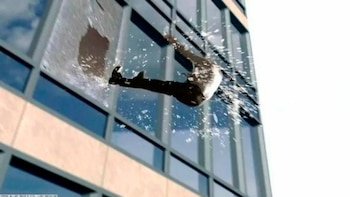 La tragedia del abogado que por querer impresionar a colegas y desafiar las leyes de la física cayó del piso 24 de un edificio