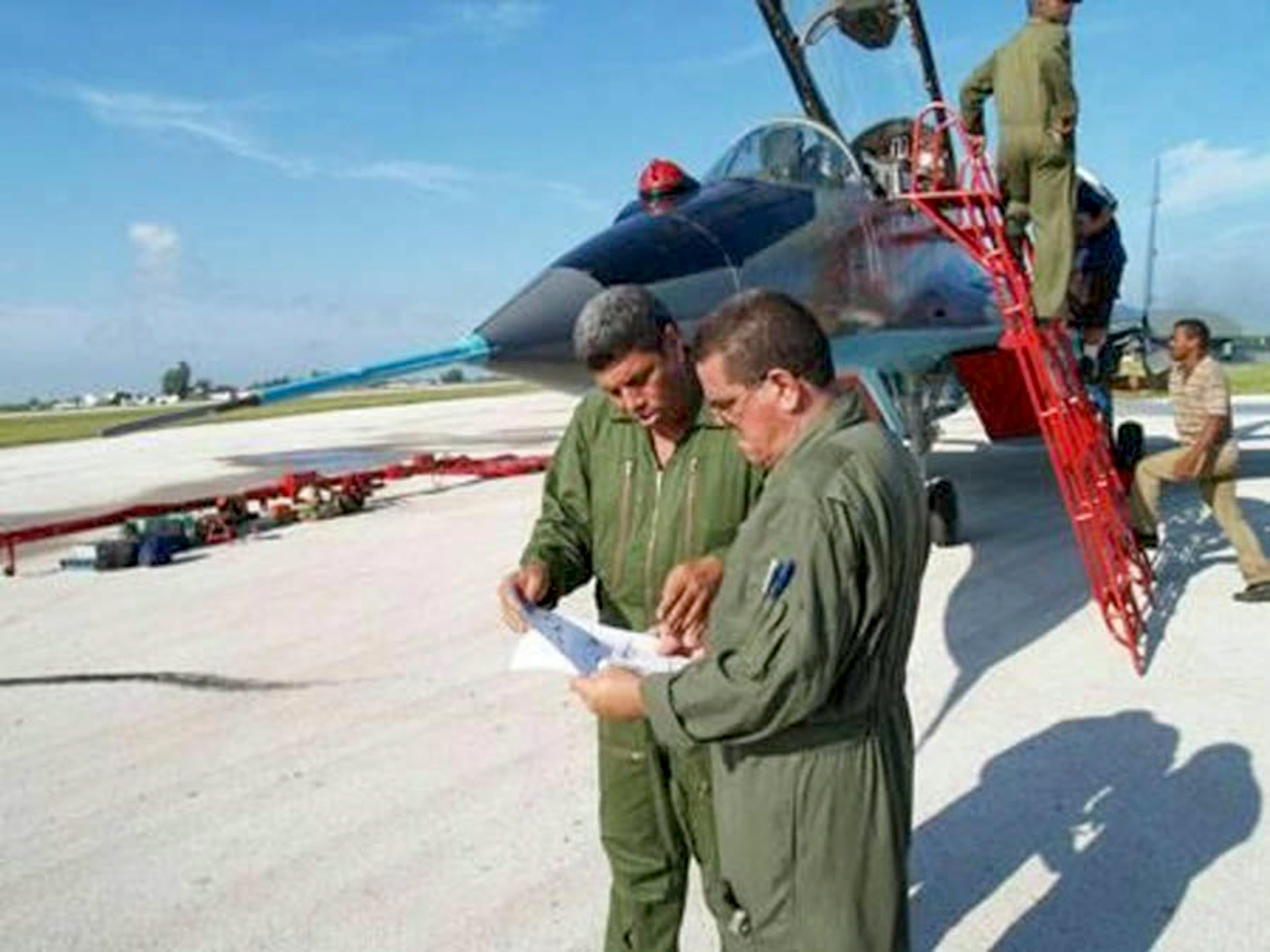 A la izquierda, el teniente coronel Luis Raúl González-Pardo junto a Lorenzo Alberto Pérez-Pérez, ambos pilotos de MiG de la Fuerza Aérea Cubana. (Departamento de Justicia de EE. UU. vía The New York Times)