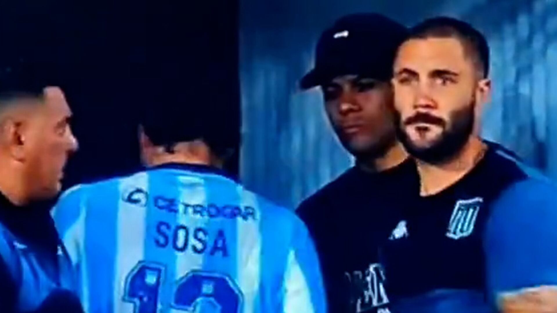 La salida de Santiago Sosa tras la expulsión ante Tigre y el rostro serio de Marcos Rojo en el túnel (Captura video)