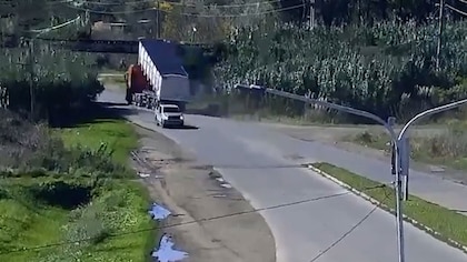 Video: un camión destruyó un puente ferroviario en Mercedes