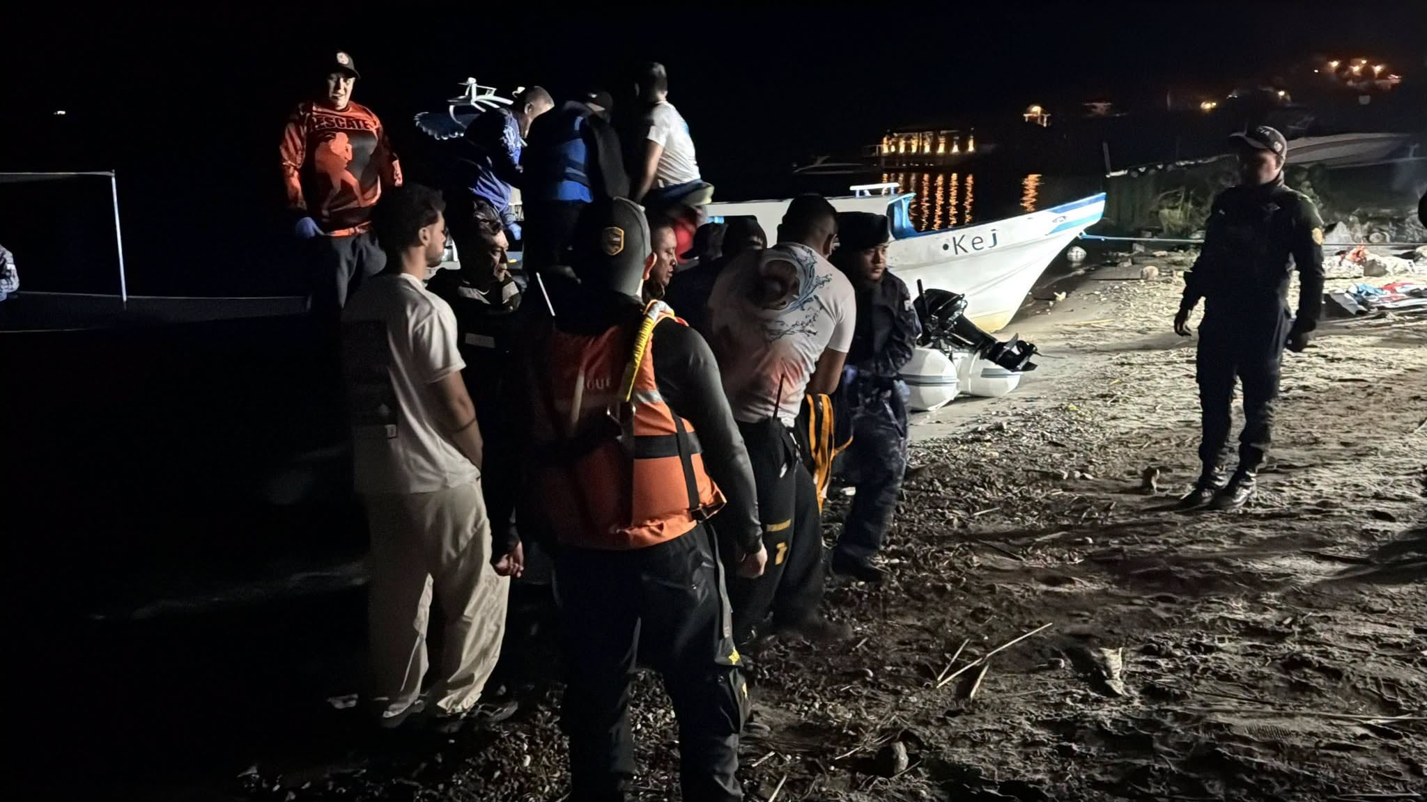 Los Bomberos Voluntarios recuperaron los cuerpos del piloto Jorge Rodolfo Maldonado y del pasajero Pablo José Polanco Agustín a 43 metros de profundidad en el lago de Atitlán, Guatemala./ (Bomberos Voluntarios de Guatemala)