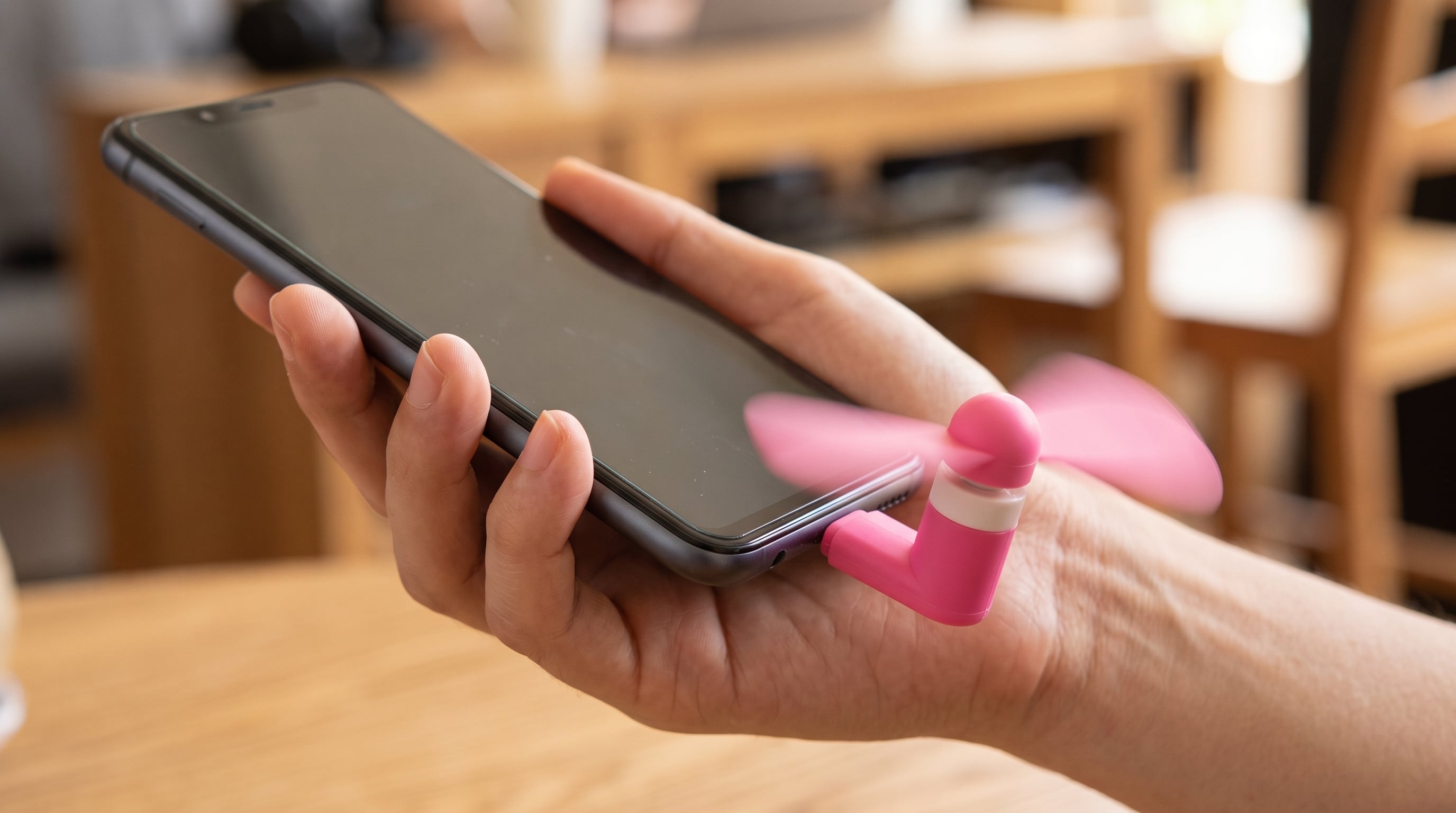 Si te gusta conectar un ventilador USB a tu celular deja de hacerlo porque estás dañando su batería