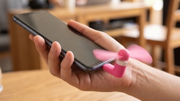 Si te gusta conectar un ventilador USB a tu celular deja de hacerlo porque estás dañando su batería