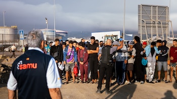 Marlaska vuelve a Ceuta este lunes mientras miles de migrantes siguen en la calle y crece la tensión en la ciudad
