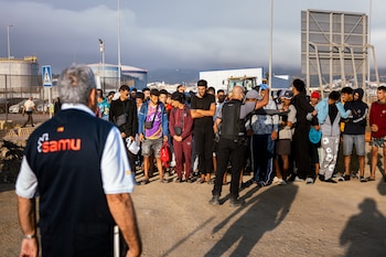 Traslado de personas migrantes de las playas de El Trampolín y Benítez en Ceuta a dispositivos de acogida. (Ministerio de Inclusión, Seguridad Social y Migraciones)
