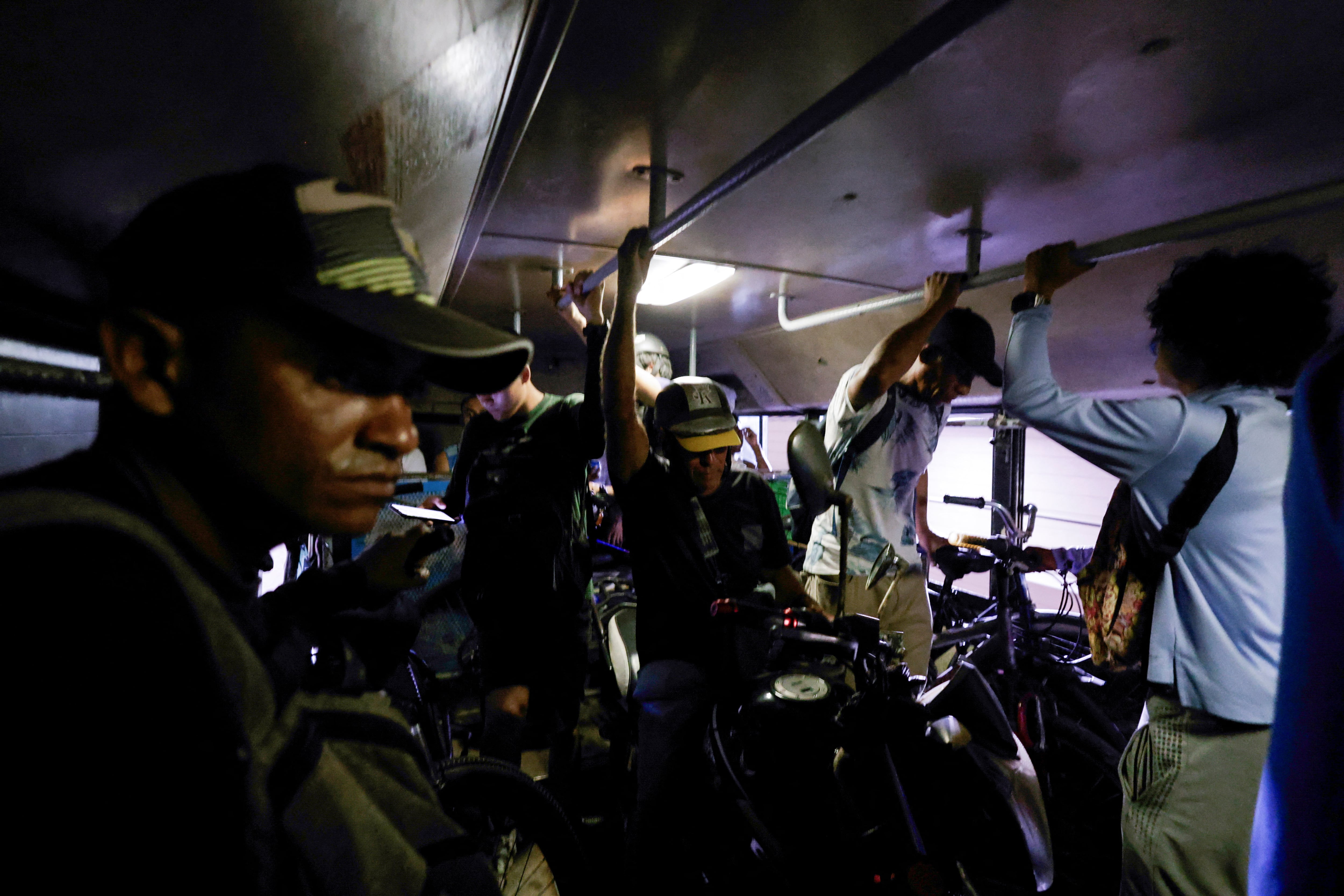 El transporte público de La Habana tampoco es una opción segura, ni de movilización garantizada. Este es irregular por las dificultades para abastecer de gasolina las unidades. (Infobae Cuba/ REUTERS/Norlys Perez)