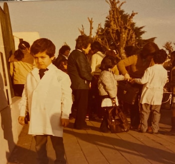 Con el delanta blanco y