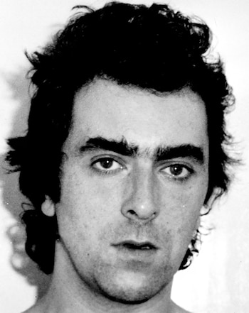 Retrato en blanco y negro de un hombre con pelo oscuro y rizado, cejas pobladas y ojos que miran al frente