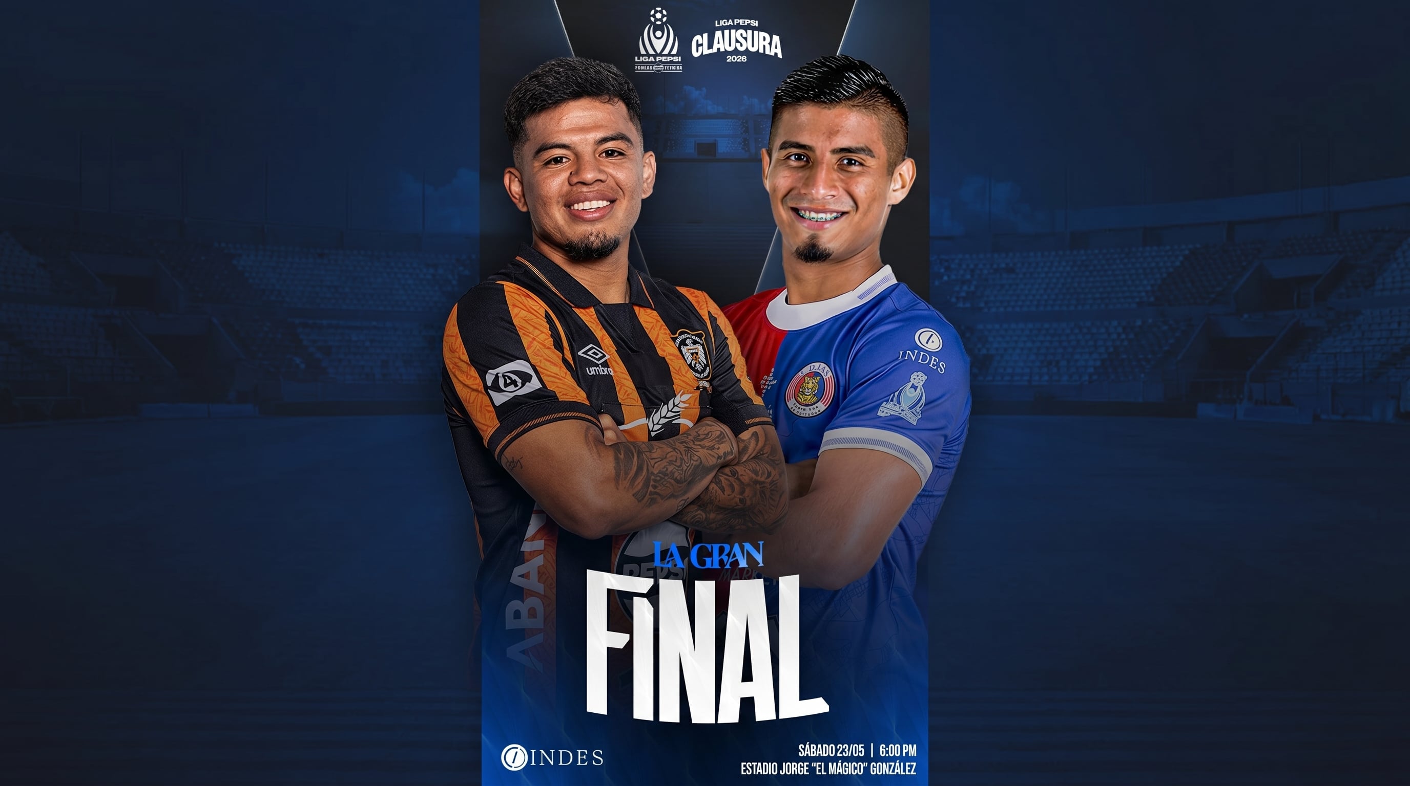 Dos futbolistas sonríen en el cartel promocional de la final de la Liga Pepsi Clausura 2020, que se jugará en el Estadio Jorge