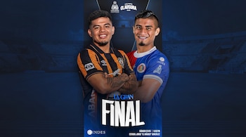 Cartel promocional horizontal con dos futbolistas masculinos sonriendo y con los brazos cruzados, sobre un fondo de estadio oscuro.