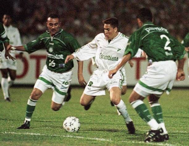 Arley Betancourth, del Deportivo Cali, en medio de Rogério y Francisco Arce, de Palmeiras, en la vuelta de la final en la Conmebol Libertadores 1999 - crédito @Jaimefmacias/X