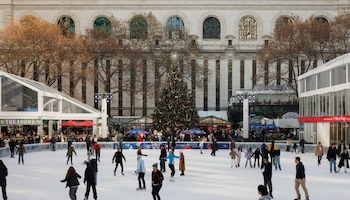 Patinadores disfrutan de la pista