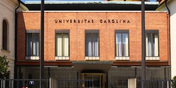 Figuras históricas como Jan Hus, Tomáš G. Masaryk y Albert Einstein formaron parte de la comunidad universitaria de la Universidad Carolina (Wikipedia)