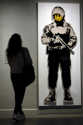 Una persona observa la obra