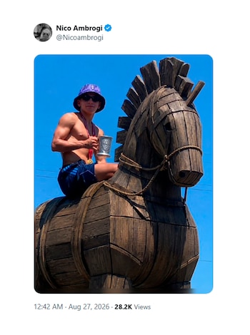 Captura de pantalla de una publicación en la red social X con la imagen de un hombre sin camiseta sobre un caballo de Troya de madera