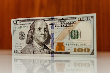 El dólar cerró la jornada en S/ 3,391, por debajo del nivel de S/ 3,399 registrado el día anterior.