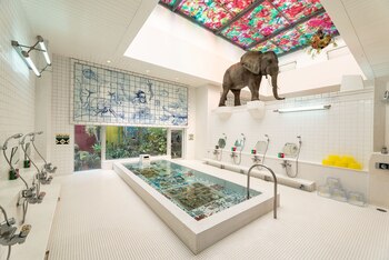 El baño con cerámicos y