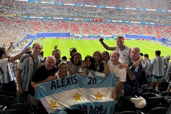 La familia Mac Allister acompañó a Alexis durante el Mundial 2026 con la selección argentina (@macallisternico)
