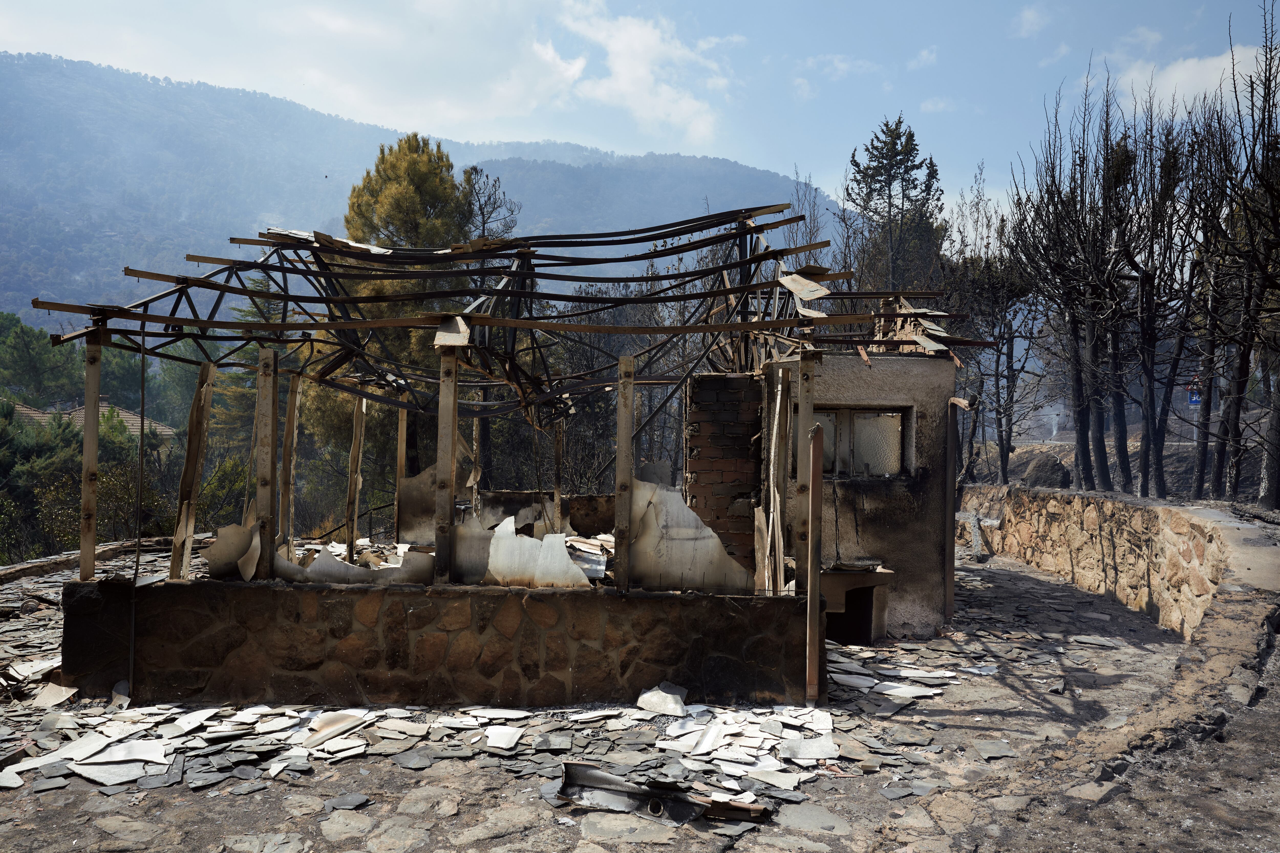 Zonas quemadas en los alrededores de el embalse de El Burguillo por el incendio que se originó en Burgohondo (Ávila). (EFE/Raúl Sanchidrián)
