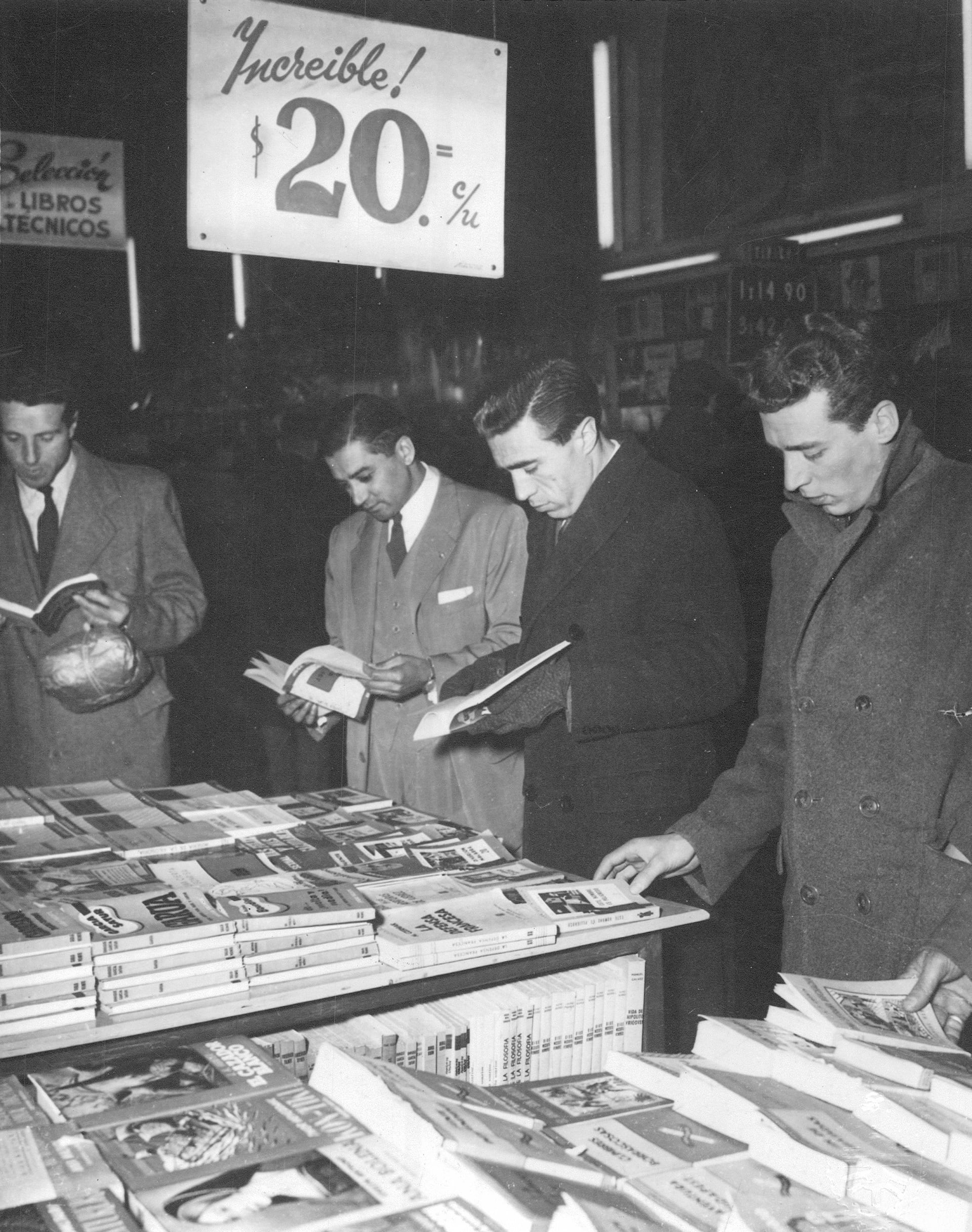 Libreria con cartel de oferta 1958