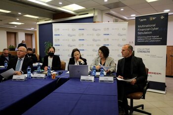 Funcionarios de ciberseguridad financiera de