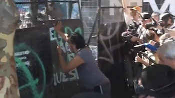 Tensión entre manifestantes y la