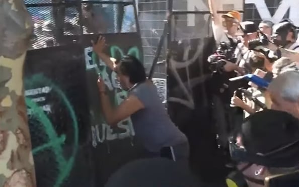 Manifestantes y fuerzas de seguridad coincidieron en un operativo con vallas y presencia policial en las inmediaciones del Congreso