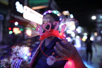 Una mujer vendiendo decoración del nuevo año en Bangkok, Tailandia, 31 de diciembre de 2020. REUTERS/Soe Zeya Tun