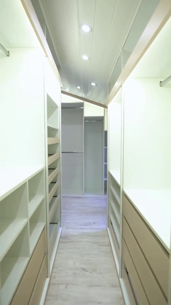 Un vestidor recién remodelado con muebles blancos y detalles de madera forma parte de los trabajos de renovación en la propiedad de Moria Casán.