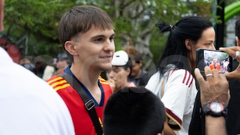 Final del Mundial 2026 en Lima: Hinchas peruanos y extranjeros con la camiseta de España y Argentina