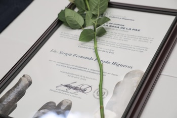 El ministro Luis Méndez Salinas subrayó que la Rosa de la Paz simboliza la dignidad y el derecho de la comunidad sorda a participar plenamente en la sociedad. (Cortesía: Ministerio de Cultura y Deportes)