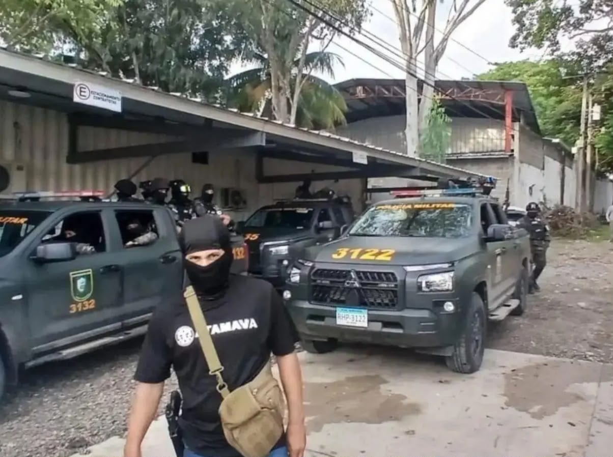 Las autoridades realizan diligencias en una casa de seguridad ubicada en San Pedro Sula para esclarecer el manejo de las sustancias incautadas. (Foto: Cortesía redes sociales)