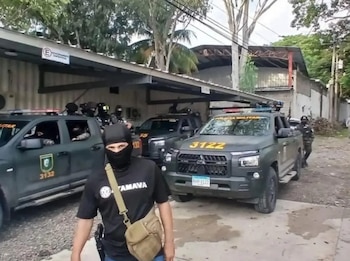 Las autoridades realizan diligencias en una casa de seguridad ubicada en San Pedro Sula para esclarecer el manejo de las sustancias incautadas. (Foto: Cortesía redes sociales)