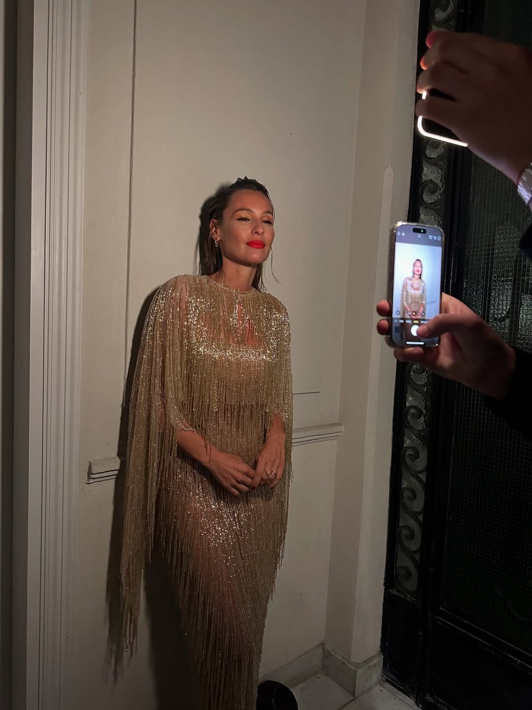 El vestido dorado de Pampita, con flecos y capa, marca tendencia y anticipa la moda argentina de la próxima temporada