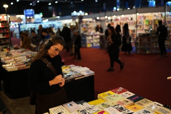 Una mujer asiste a la feria anual del libro en Buenos Aires, Argentina, el jueves 23 de abril de 2026. (Foto AP/Natacha Pisarenko)