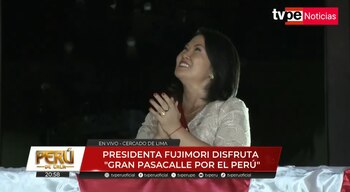 Mujer sonríe y aplaude. Textos: tvpe Noticias, Perú, Fujimori, Gran Pasacalle, Cercado de Lima