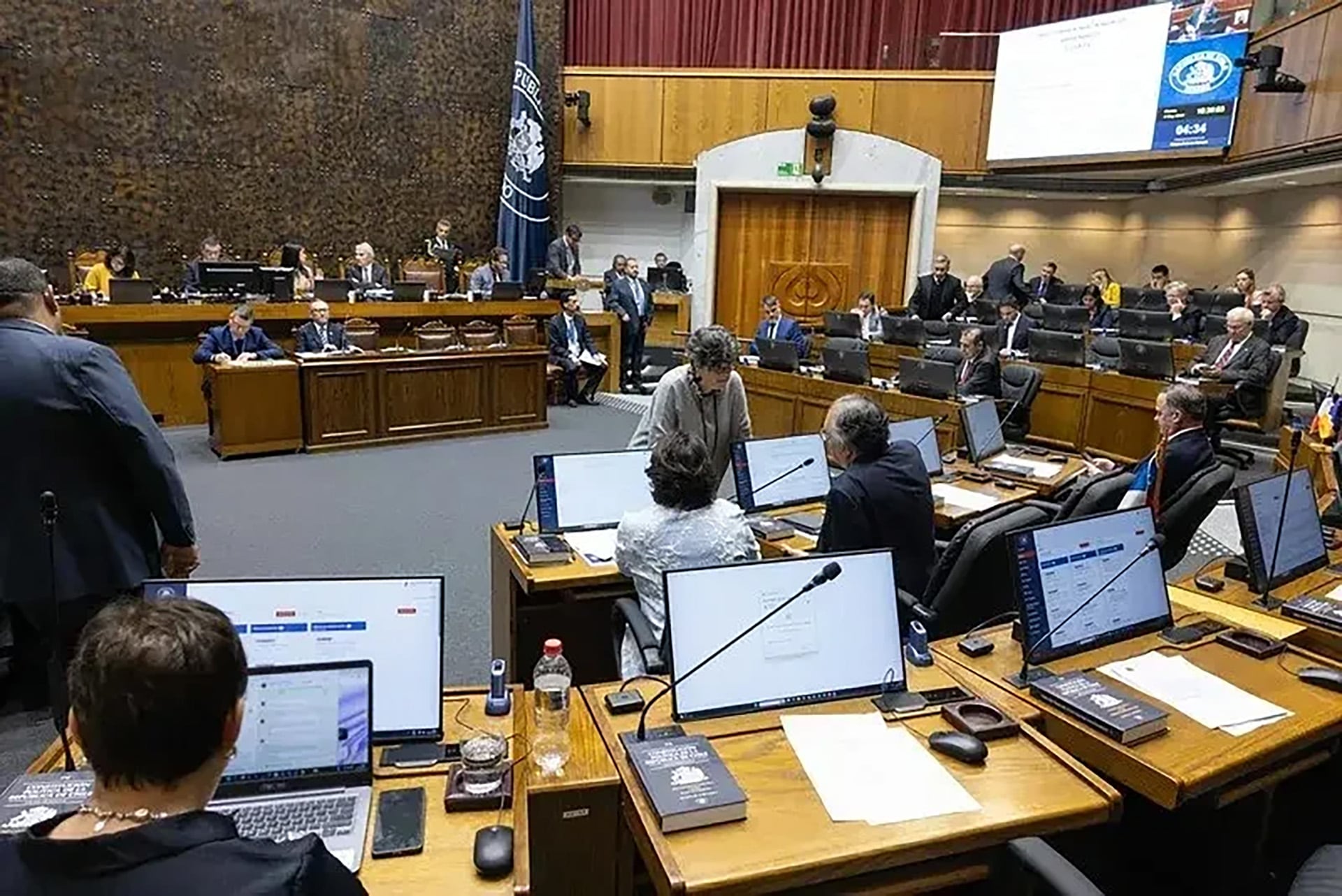 Miembros del cuerpo legislativo chileno participan en una sesión (Archivo)