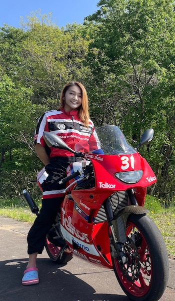 El hombre subía fotografías de