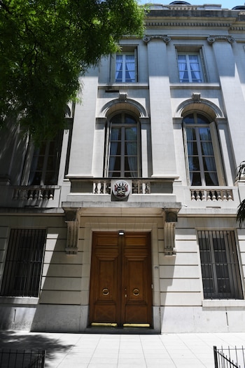 La imponente residencia se levanta