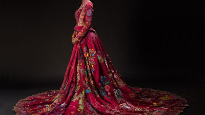 “El vestido rojo”, una creación colectiva de 380 artistas de 51 países que bordaron la prenda con millones de puntadas