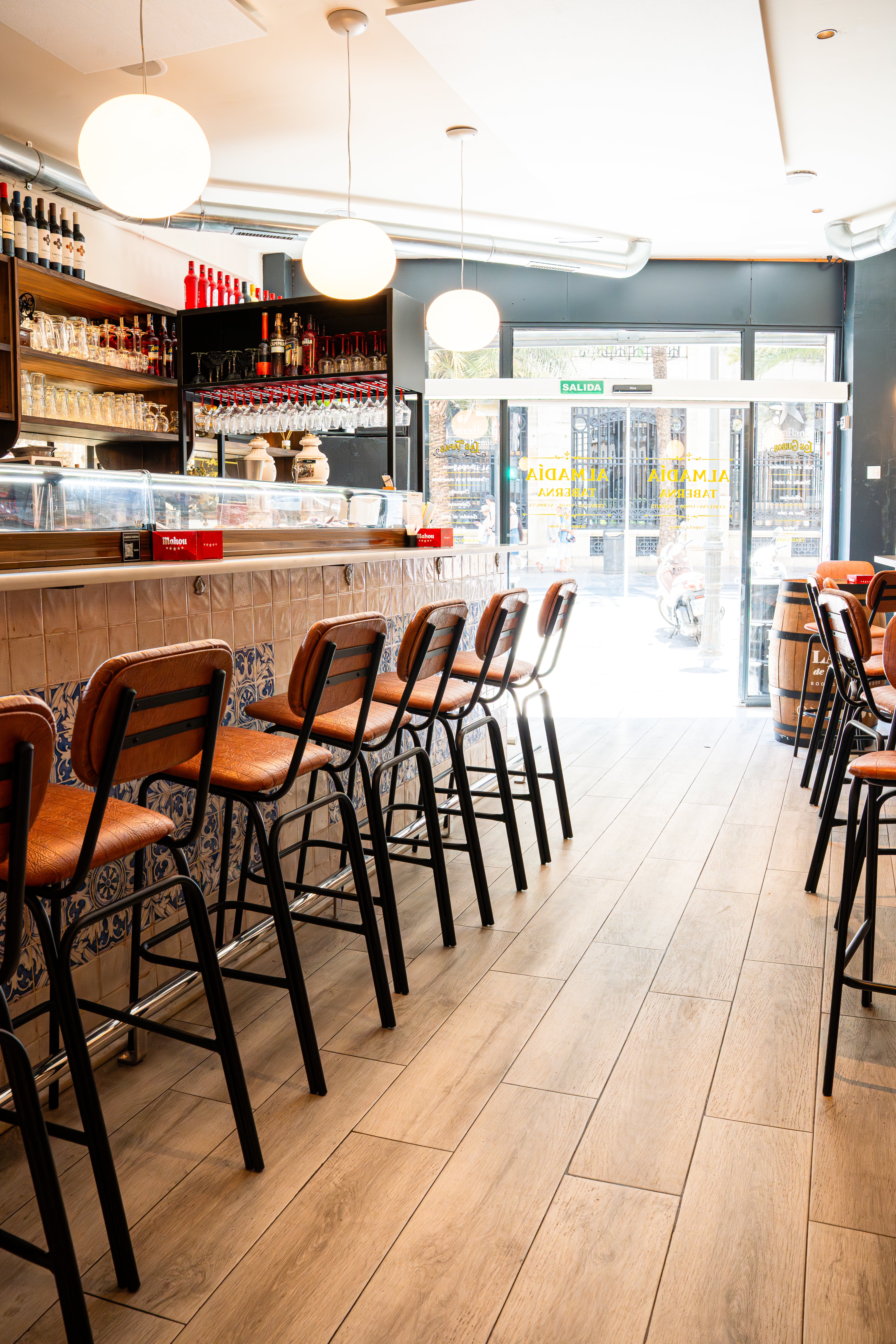 Barra de la taberna Almadía, en Valencia (Cedida)