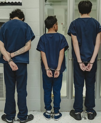 Una estudiante de 12 años fue esposada por un agente escolar en Galveston tras una sanción disciplinaria durante su primera semana de clases (Meridith Kohut for The New York Times)