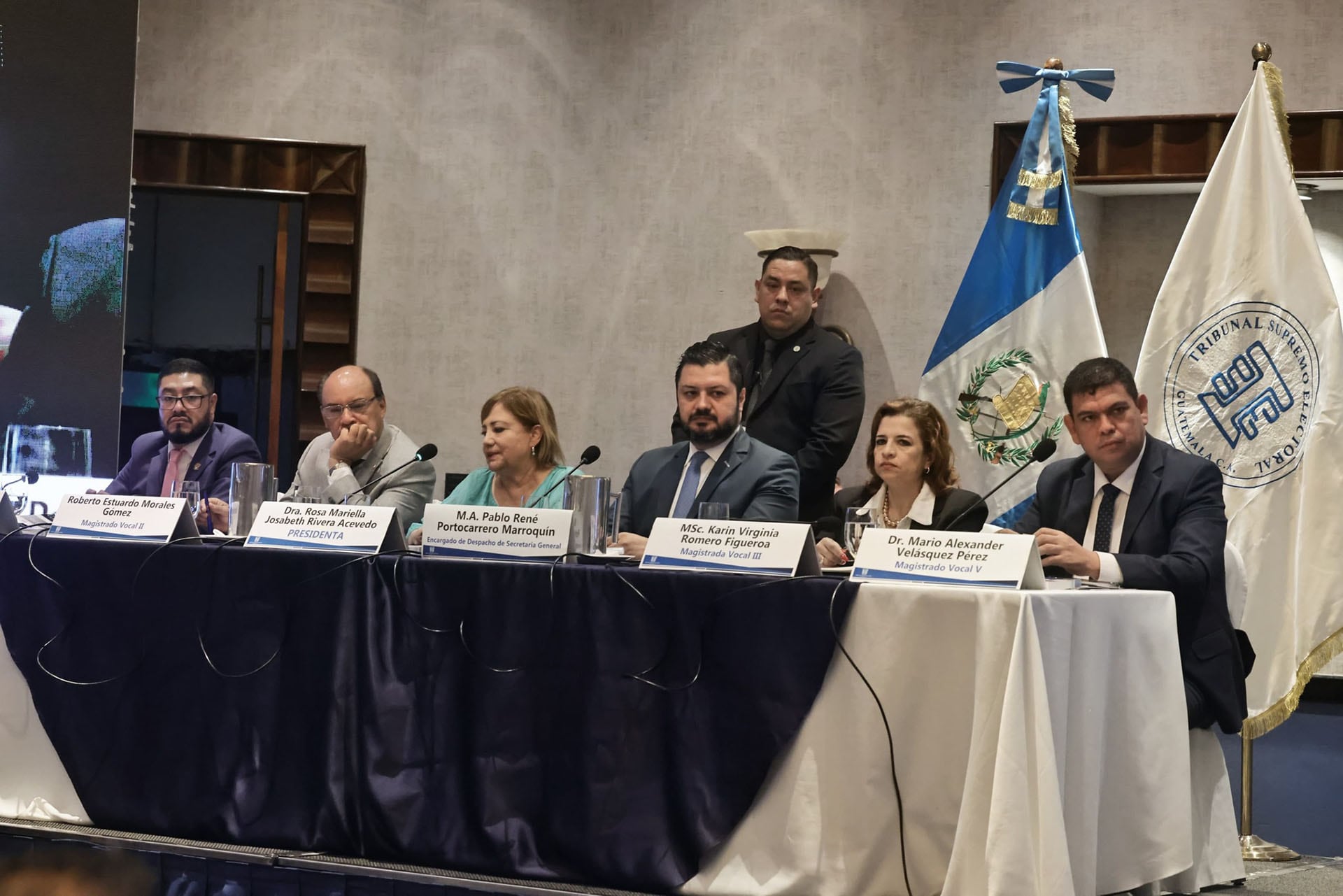 Magistrados del Tribunal Supremo Electoral de Guatemala, incluyendo a la presidenta Dra. Rosa Mariella Josabeth Rivera Acevedo, se reúnen con dirigentes de partidos políticos para abordar temas electorales importantes. (Diario de Centroamérica)